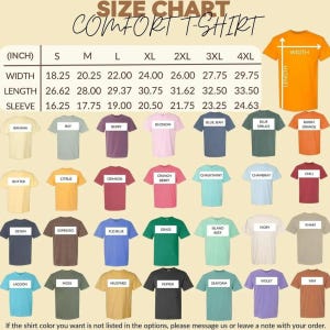 以下が含まれることがあります： 快適Tシャツのサイズチャート。Sから4XLまでのサイズで、幅、丈、袖丈をインチで表示しています。バナナ、ベリー、ブルー・ジーンなどのカラーパレットも含まれています。下部のテキストには「ご希望のシャツの色がオプションにない場合は、メッセージを送るか、ご注文時にメモを残してください」と書かれています。