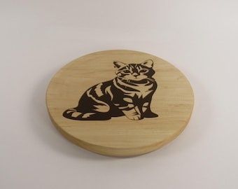 Bandeja giratoria de arce macizo hecha a mano con incrustación de gato de resina epoxi marrón.