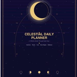 Pode incluir: Um planejador diário celestial com uma capa azul escura com uma lua crescente dourada e estrelas. O texto "CELESTIAL DAILY PLANNER" é exibido em dourado, juntamente com a frase "A Witchy Guide Through Each Day". O planejador inclui seções para intenções, rituais, tarô, magia lunar e reflexão.