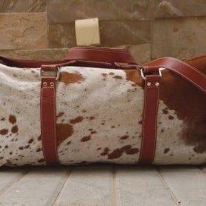 Bolsa de viaje de piel de vacuno con pelo hecha a mano: bolsa de viaje de cuero para fin de semana imagen 2