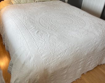 Vintage White Chenille Full/Queen Bedspread, Medallion Antoinette Style Coverlet with Fringe – Made in USA