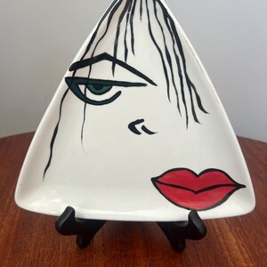 Assiette triangulaire en céramique peinte à la main, signée Rêves peints, décor poterie d'art moderne