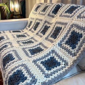 Manta cuadrada de ganchillo azul gris crema de 50x62 cm, acogedora y hecha a mano.