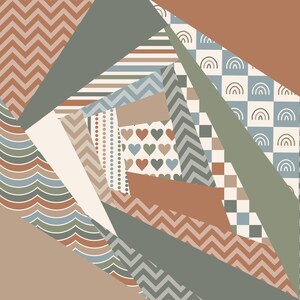 Könnte beinhalten: Abstraktes geometrisches Design mit verschiedenen Mustern und Farben. Das Design enthält Dreiecke und andere Formen mit Mustern wie Zickzack, Streifen, Herzen und Schachbrettmustern. Die Farben umfassen Brauntöne, Grün, Blau und Weiß.