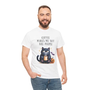 Camiseta de Halloween con diseño de gato negro gruñón y café / Camiseta de Halloween con temática de calabaza y murciélago.