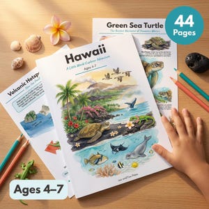 Puede incluir: Un libro de actividades educativo de 44 páginas titulado Hawaii: A Little World Explorer Adventure para edades de 4 a 7 años. La portada presenta una ilustración en acuarela de una tortuga marina, una foca monje, una mantarraya y flora tropical. El libro está rodeado de conchas marinas, una flor y lápices de colores.