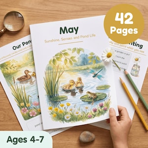Pode incluir: Um livro de atividades educativas de 42 páginas intitulado May: Sunshine, Senses and Pond Life, com uma ilustração em aguarela de patinhos, um sapo e uma libélula num lago. A capa inclui texto para idades de 4 a 7 anos e uma lupa.