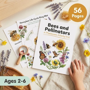 Op de afbeelding: Een educatieve activiteiteneenheid van 56 pagina's getiteld Bees and Pollinators, met illustraties van bijen, vlinders en bloemen. De set bevat een levenscyclusmat voor honingbijen en een houten vergrootglas voor kinderen van 2 tot 6 jaar.