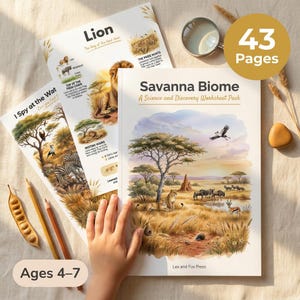 Könnte beinhalten: Ein 43-seitiges Arbeitsblattpaket zur Savanne für Kinder im Alter von 4-7 Jahren. Das Deckblatt zeigt eine Aquarellillustration einer Savannenlandschaft mit Löwen, Zebras und Bäumen. Weitere Seiten zeigen einen Löwen und eine Suchaufgabe.