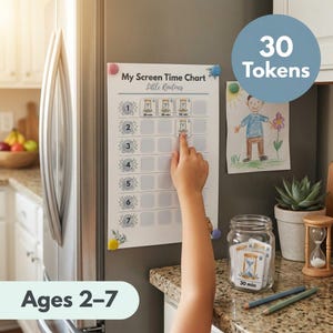 Op de afbeelding: Een wit magnetisch My Screen Time Chart met genummerde rijen van één tot zeven, voorzien van kleine vierkante zandloperpictogrammen met tijdsduur. De kaart is met gekleurde magneten op een koelkast bevestigd naast een kindertekening.