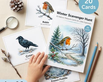 Può includere: Un set di caccia al tesoro invernale con 20 carte dei tesori naturali per piccoli esploratori. Le carte mostrano illustrazioni di un pettirosso, una cornacchia e una pozzanghera ghiacciata. Include una lente d'ingrandimento, una pigna, rametti e due matite.