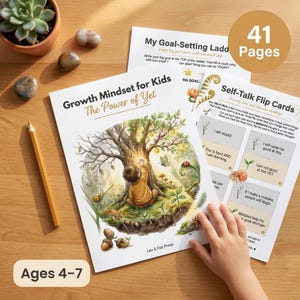 Puede incluir: Un conjunto de materiales educativos para niños, que incluye un libro titulado "Growth Mindset for Kids" y "Self-Talk Flip Cards". La portada del libro presenta una ilustración de un niño que se extiende hacia un árbol. Los materiales están diseñados para niños de 4 a 7 años.