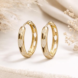 Puede incluir: Un letrero de madera rústica con el texto "Welcome to our home" en un estilo manuscrito. El letrero presenta un acabado envejecido y un diseño sencillo y acogedor, ideal para un porche o entrada.