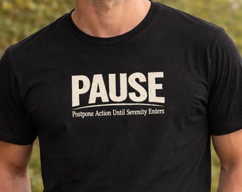 Camiseta Pause / Pospon la acción hasta que llegue la serenidad / Camiseta gráfica minimalista