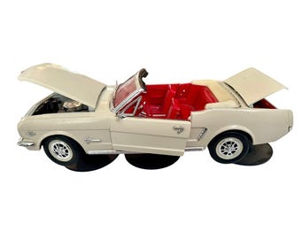 Ford Mustang Vintage Mira 1964 1/2 Convertible 1:18 Diecast Hecho en España Color Crema