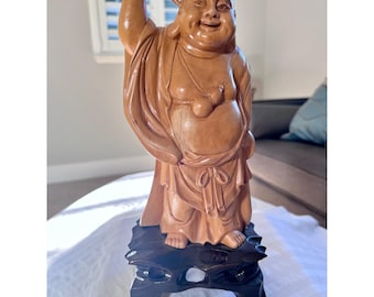 Estatua de Buda sonriente tallada en madera vintage de 26,7 cm (10,5 pulgadas) con base.