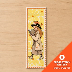 Op de afbeelding: Kruissteek patroon bladwijzer met een lezend meisje, met een kat op haar hoed. De bladwijzer heeft een gele bloemenachtergrond en een oranje rand. De tekst "CROSS STITCH PATTERN DIGITAL DOWNLOAD" staat rechtsonder.