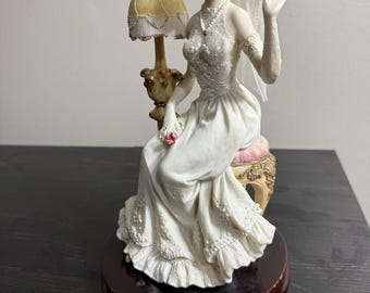 Figura de la colección Giovanni: Dama victoriana sentada en una silla, estatua de 30 cm (12 pulgadas).