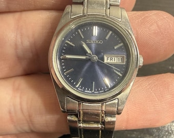 Reloj vintage SEIKO 7N83 de cuarzo con indicador de día y fecha. Impresionante esfera azul marino con efecto rayos de sol.