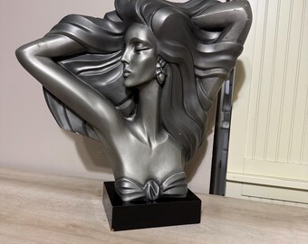 Rzeźba „Model” autorstwa A. Daniela, Austin Productions