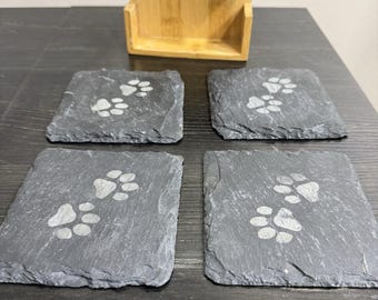 Underlägg i skiffer med hundtassavtryck, set om 4 med bambuhållare DOGHAUS