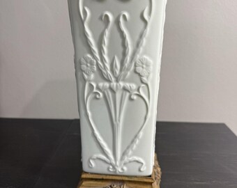 Pfaltzgraff vit präglad vas guldfärgad bas 23 cm blommig relief