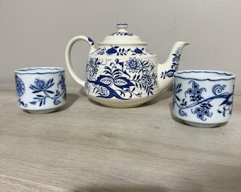 Zwiebel blaue Teekanne Sadler England + 2 Blue erscheinende Japan Tassen Set Vintage