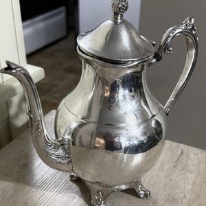 Cafetera con bisagras de plata chapada de WM Rogers