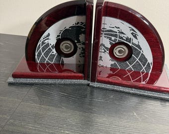 Sujetalibros con forma de globo terráqueo estilo Art Déco, acrílico rojo, MTM Recognition