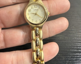 Reloj Lorus para mujer en tono dorado, en funcionamiento.
