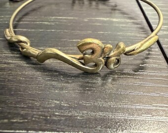 Alex och Ani Rafaelian guldfärgat horisontellt Om-armband med omlott och andra