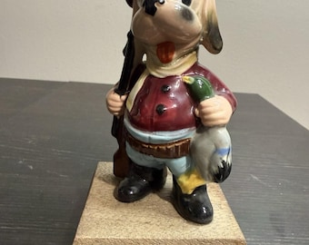 Vintage keramisk jakthundfigur "Jägaren" träbas