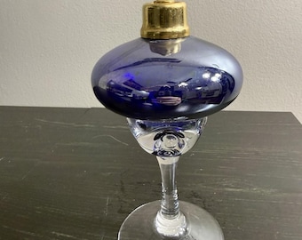 Footed geblasen Glas Mangan Kristall Parfüm Zerstäuber schillernd blau 7,5 ”hoch