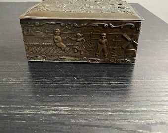 Caja de baratijas vintage de madera y cobre repujado con escena de un pueblo holandés con molino de viento.