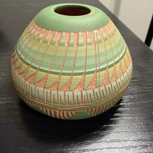 ロリ・スミス作、スタジオ陶器の花瓶、1996年製、手彫りスクラフィート技法、グリーン。