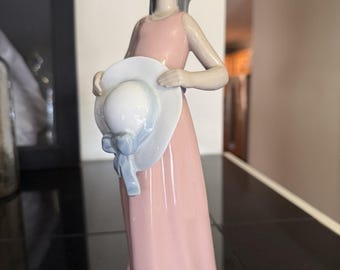Figura de porcelana Lladro 5008 “La Soñadora” Niña con sombrero de paja