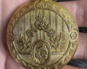 Reloj de bolsillo Majestime antiguo, tono dorado, funcionando y marcando el tiempo.