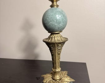 Escultura decorativa vintage de latón y mármol con remate de mármol.