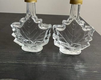 2 vintage glasflaskor med lönnsirap, lönnlöv, 11,5 cm höga