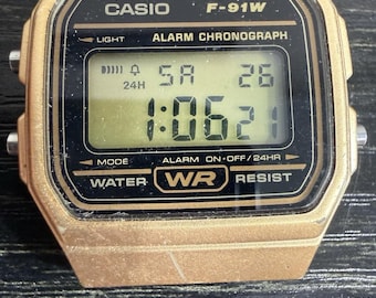 Reloj Casio F-91w en funcionamiento. Sin correa.