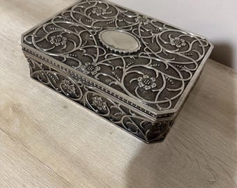 Caja de joyería grande vintage Godinger, chapada en plata, con interior de terciopelo rojo y estampado floral.