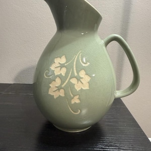 Puede incluir: Un juego de tres cuencos de cerámica anidados en tonos azules, verdes y blancos. Los cuencos presentan un esmalte moteado y un diseño sencillo y moderno. El cuenco más grande tiene aproximadamente 18 cm de diámetro.