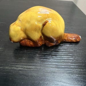 Könnte beinhalten: Ein Satz von drei Keramik-Nistenschalen in Blau-, Grün- und Weißtönen. Die Schalen haben eine gesprenkelte Glasur und ein schlichtes, modernes Design. Die größte Schale hat einen Durchmesser von etwa 15 cm.