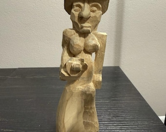 Vintage handskuren träfigur i folkkonst, primitiv naiv, 18 cm