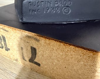 Estatua de mujer de Austin Productions, 1988, obra de David Fisher – Escultura de 77,5 cm de altura.