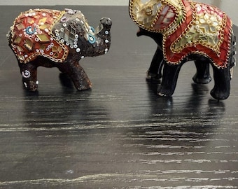 Vintage pärlbesatta indiska elefantfigurer 7,5 cm och 6,5 cm
