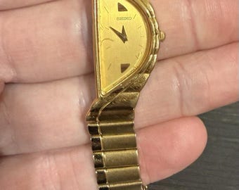 Reloj de cuarzo Seiko Rivoli Half Moon vintage en tono dorado 1N00-6G30 asimétrico