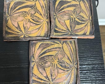 Juego de 3 azulejos de cerámica artística vintage hechos a mano.