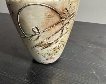 Jarrón de cerámica de estudio Steven Kaye firmado, abstracto tallado, estilo suroeste.