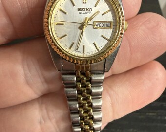 Reloj de cuarzo vintage Seiko para mujer 7N83-0041 bicolor con fecha y día en funcionamiento.
